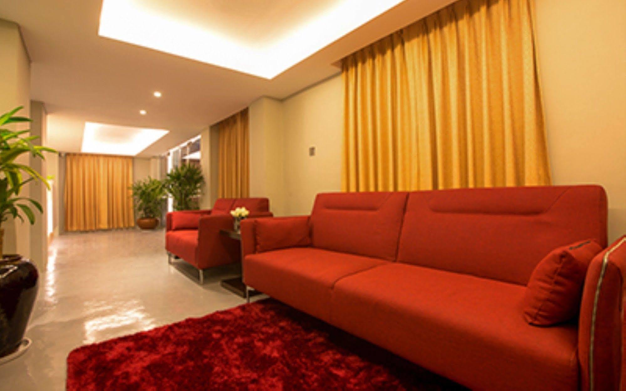 Shwe Pyi San Yar Hotel Янгон Екстер'єр фото