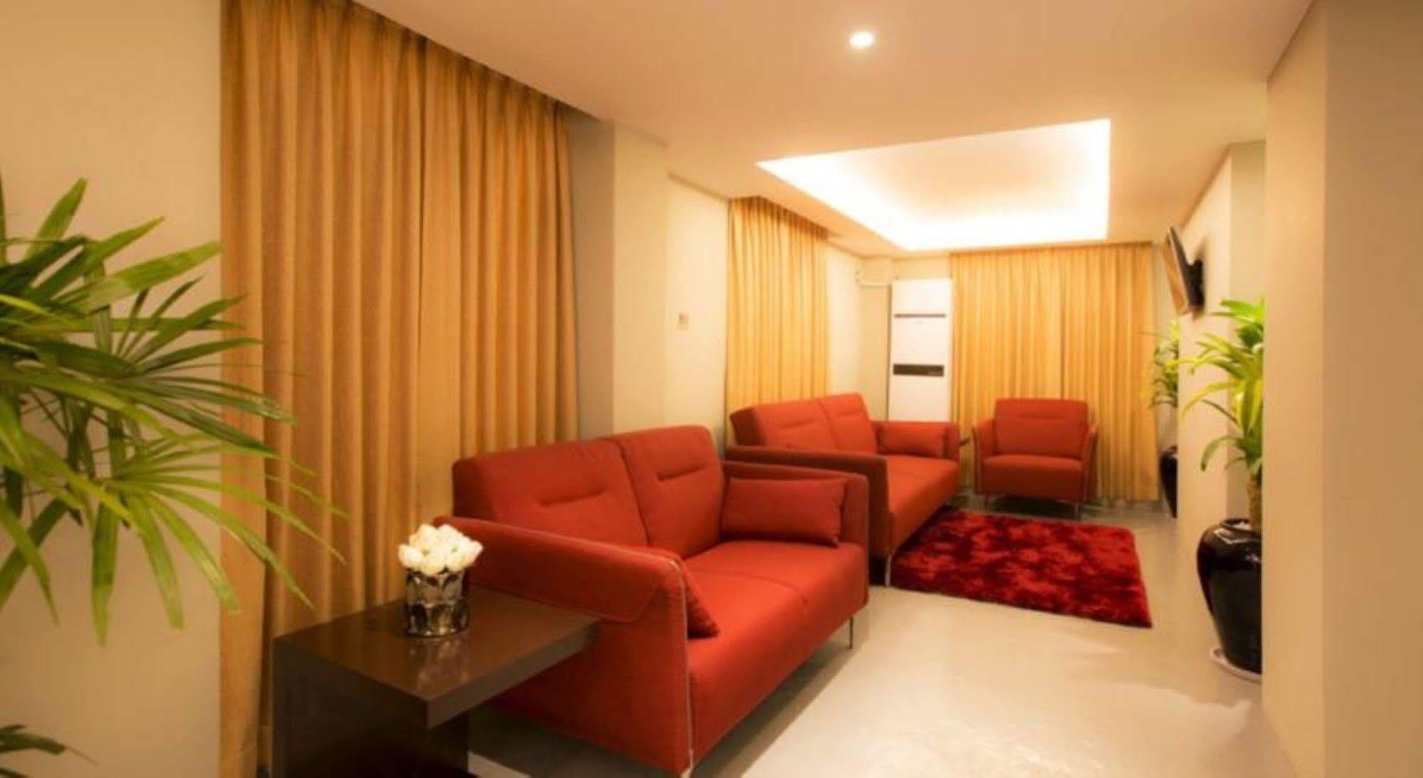Shwe Pyi San Yar Hotel Янгон Екстер'єр фото